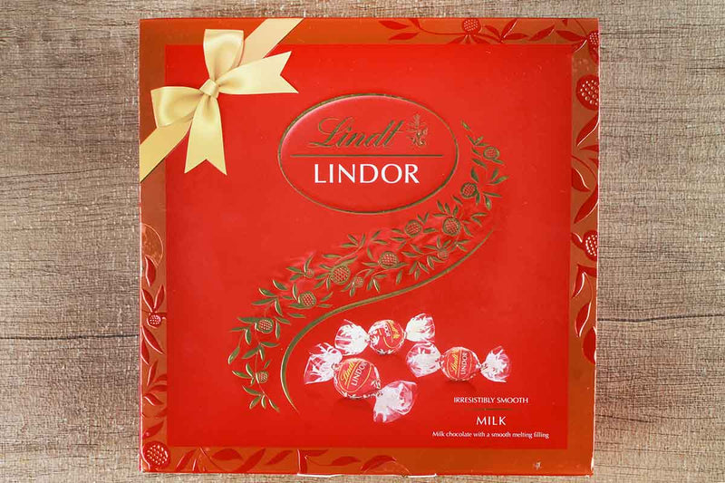 lindt milk chocolate with a smooth melting filling gift box 100