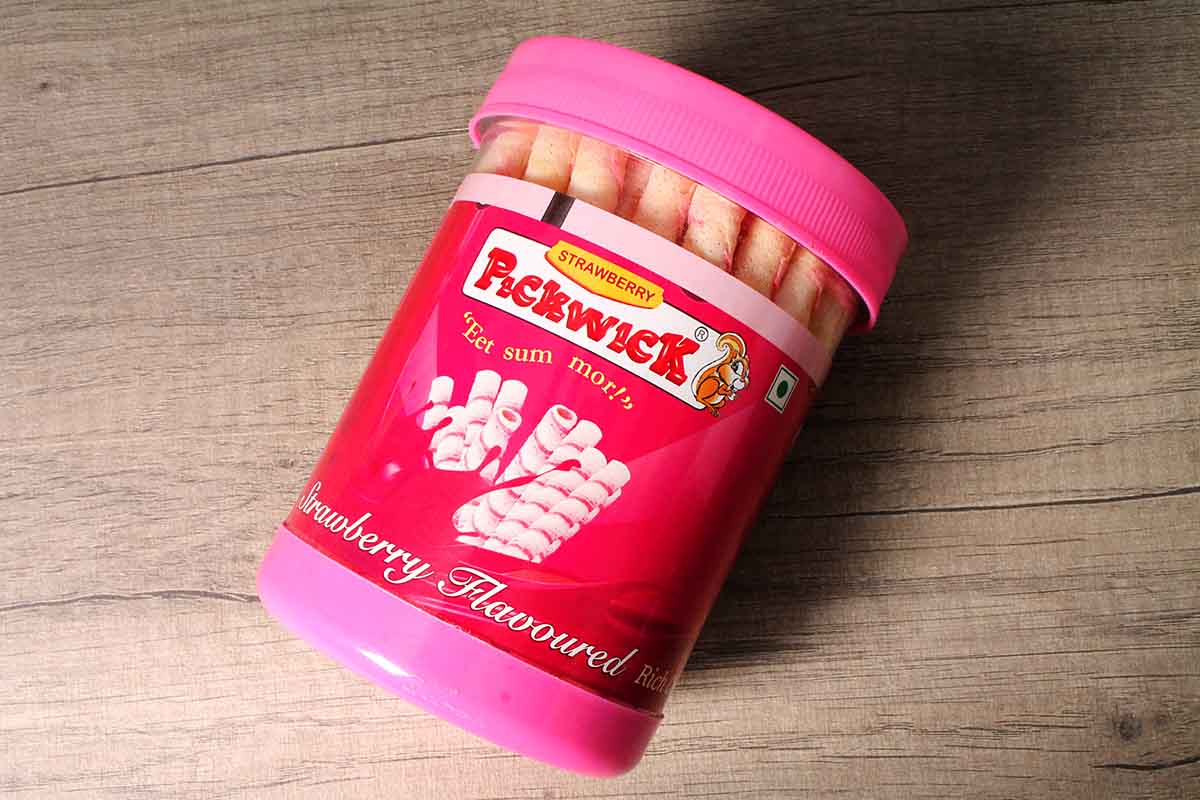 Pickwick Strawberry Rolls Biscuits 300 Gm