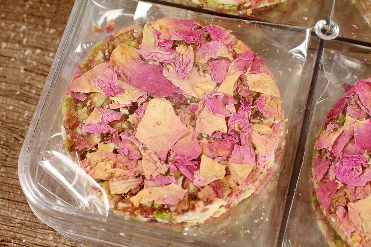 Badam Pista Rose Petals Coin Chikki 150 Gm